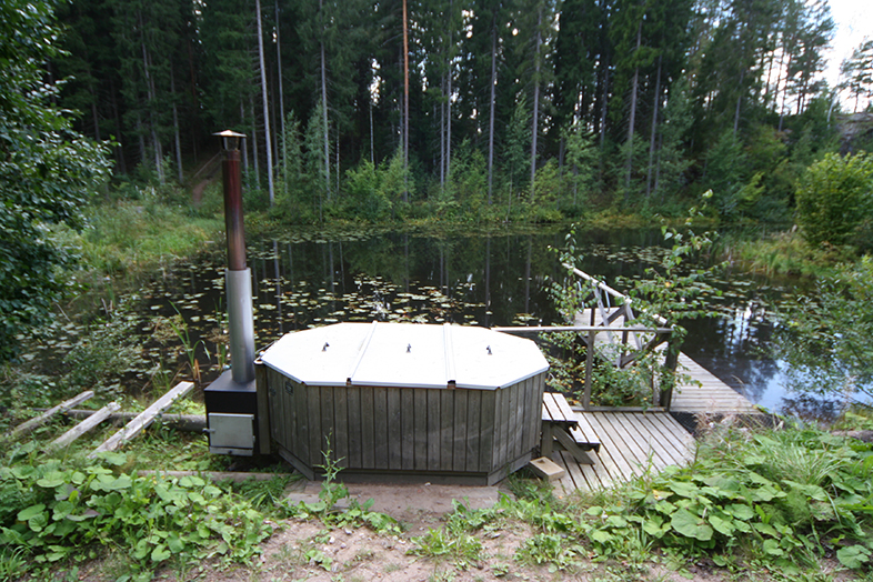 kuumavesiallas ja lampi hot tub and pond 150€